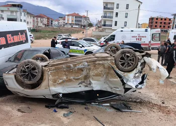 Bursa’da ehliyetsiz sürücü, park halindeki araçlara çarptı: 8 yaralı