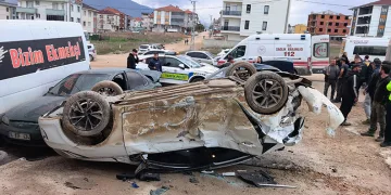 Bursa’da ehliyetsiz sürücü, park halindeki araçlara çarptı: 8 yaralı