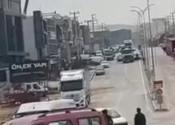 Şüpheli araç kamyon şoförünün hamlesiyle durduruldu