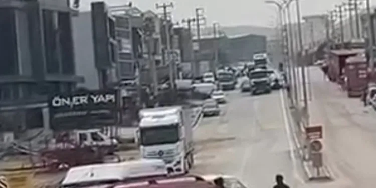 Şüpheli araç kamyon şoförünün hamlesiyle durduruldu