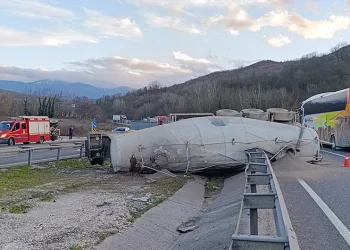 Bursa’da kontrolden çıkan beton tankeri devrildi: 1 ölü