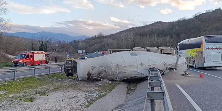 Bursa’da kontrolden çıkan beton tankeri devrildi: 1 ölü