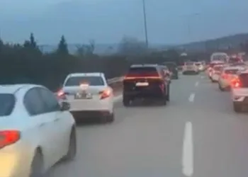 Bursa’da seyir halindeki kamyonet alev alev yandı