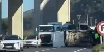 Bursa’da devrilen minibüs, yolun karşısına geçti