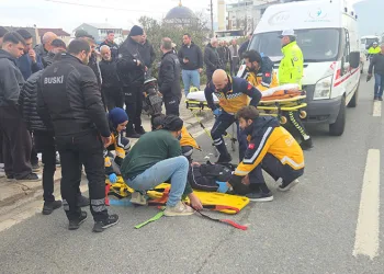Otomobile çarpan motosiklet savruldu: 2 yaralı