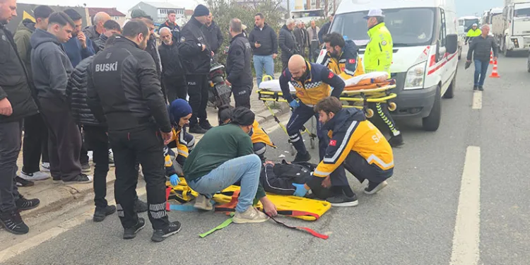 Otomobile çarpan motosiklet savruldu: 2 yaralı