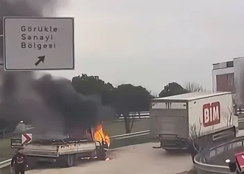 Bursa’da seyir halindeki kamyonet alev alev yandı
