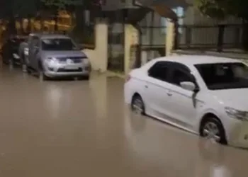 BURSA’DA EHLİYETSİZ SÜRÜCÜ, PARK HALİNDEKİ ARAÇLARA ÇARPTI: 8 ÖĞRENCİ YARALANDI