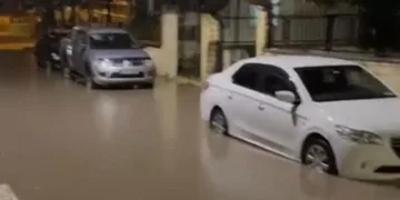 BURSA’DA EHLİYETSİZ SÜRÜCÜ, PARK HALİNDEKİ ARAÇLARA ÇARPTI: 8 ÖĞRENCİ YARALANDI