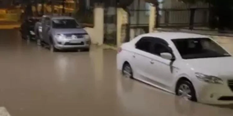 BURSA’DA EHLİYETSİZ SÜRÜCÜ, PARK HALİNDEKİ ARAÇLARA ÇARPTI: 8 ÖĞRENCİ YARALANDI