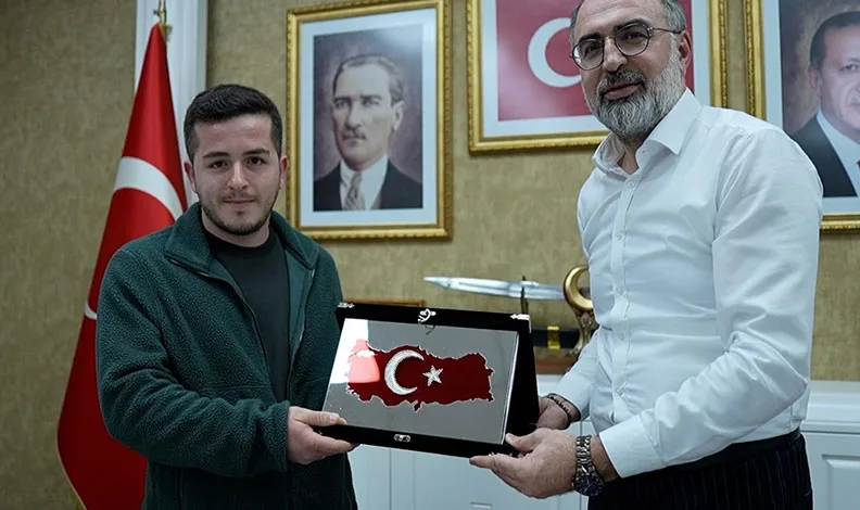 İlkokulda veliler kitap okuma yarışmasında ter döktü