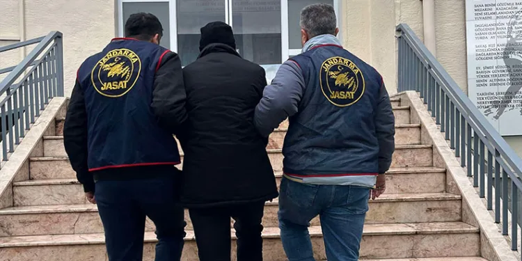Hatay’da havalandırma boşluğuna düşen köpek kurtarıldı