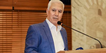 Uludağ’ın zirvesindeki donmuş Türk Bayrağını dağcılar değiştirdi