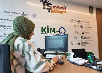 Otomobile çarpan motosiklet savruldu: 2 yaralı