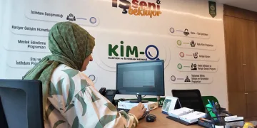 Otomobile çarpan motosiklet savruldu: 2 yaralı