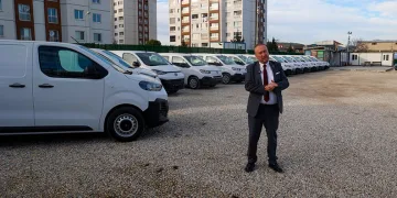 Uşak Belediyesi 14 tane yeni hizmet aracını bünyesine katarak araç filosunu genişletti