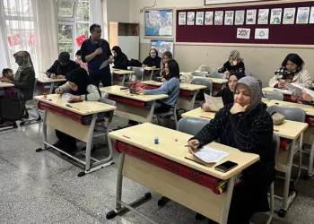 İlkokulda veliler kitap okuma yarışmasında ter döktü