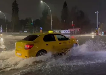 BURSA’DA EHLİYETSİZ SÜRÜCÜ, PARK HALİNDEKİ ARAÇLARA ÇARPTI: 8 ÖĞRENCİ YARALANDI