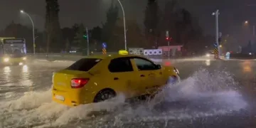 BURSA’DA EHLİYETSİZ SÜRÜCÜ, PARK HALİNDEKİ ARAÇLARA ÇARPTI: 8 ÖĞRENCİ YARALANDI