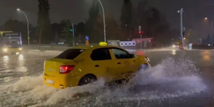 BURSA’DA EHLİYETSİZ SÜRÜCÜ, PARK HALİNDEKİ ARAÇLARA ÇARPTI: 8 ÖĞRENCİ YARALANDI
