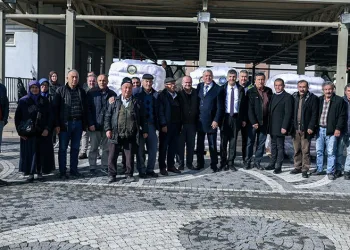 Otomobile çarpan motosiklet savruldu: 2 yaralı