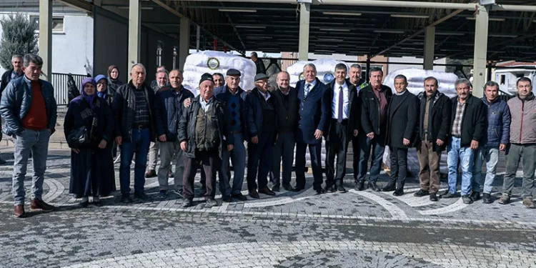 Otomobile çarpan motosiklet savruldu: 2 yaralı