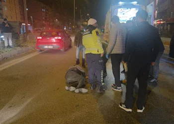 Motosiklet yayaya çarptı: 2 yaralı