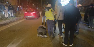 Motosiklet yayaya çarptı: 2 yaralı