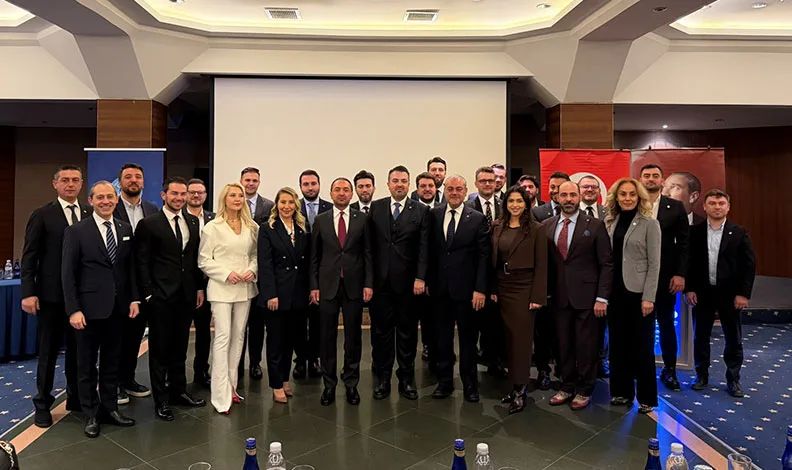 İlkokulda veliler kitap okuma yarışmasında ter döktü
