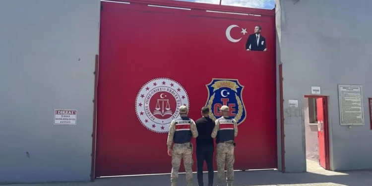 Ermenek’te seyir halindeki otomobil alev alarak yandı