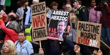 Avustralya polisinden namaz kılan Filistin yanlısı protestoculara sert müdahale
