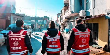 Hatay’da havalandırma boşluğuna düşen köpek kurtarıldı