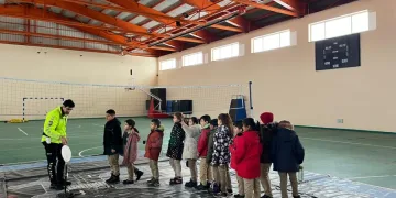 Hatay’da havalandırma boşluğuna düşen köpek kurtarıldı
