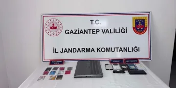Hatay’da havalandırma boşluğuna düşen köpek kurtarıldı