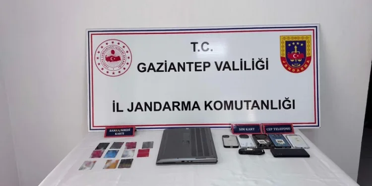 Hatay’da havalandırma boşluğuna düşen köpek kurtarıldı