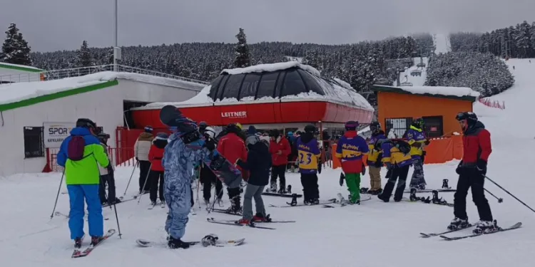 Kars’ta kayak heyecanı sürüyor