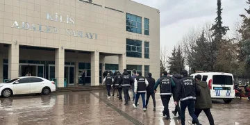 Çanakkale’de yanan araç bomba gibi patladı