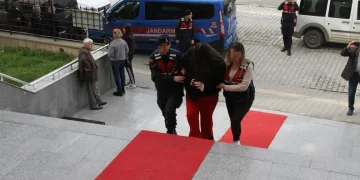 Çanakkale’de yanan araç bomba gibi patladı