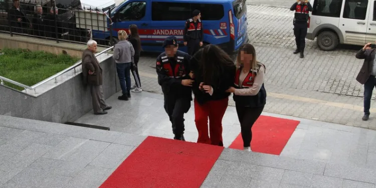 Çanakkale’de yanan araç bomba gibi patladı