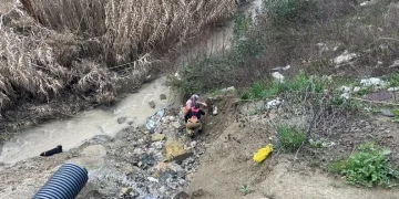 Kaldırım taşıyla camını kırdıkları otomobilden depremzede vatandaşın 100 bin TL’sini çaldılar
