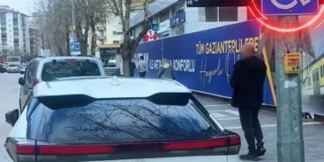 Kaldırım taşıyla camını kırdıkları otomobilden depremzede vatandaşın 100 bin TL’sini çaldılar