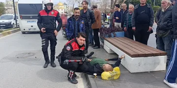 Kaldırım taşıyla camını kırdıkları otomobilden depremzede vatandaşın 100 bin TL’sini çaldılar