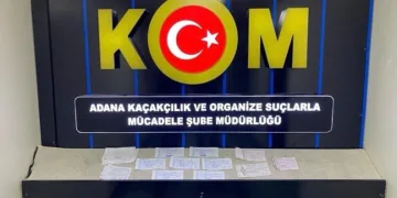 Kaldırım taşıyla camını kırdıkları otomobilden depremzede vatandaşın 100 bin TL’sini çaldılar