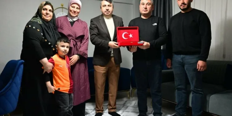 Oktay Yılmaz, şehit er Samet Çaldır’ın ailesine misafir oldu