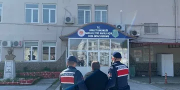 Kaçak tütünleri açıktan taşırken yakalandı