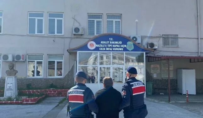 Kaçak tütünleri açıktan taşırken yakalandı