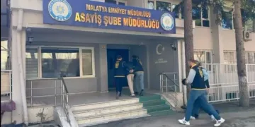 Kaçak tütünleri açıktan taşırken yakalandı