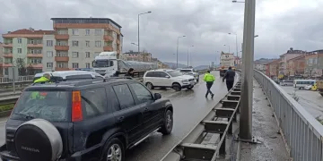 Kaçak tütünleri açıktan taşırken yakalandı