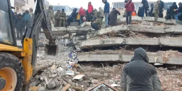 Kaçak tütünleri açıktan taşırken yakalandı