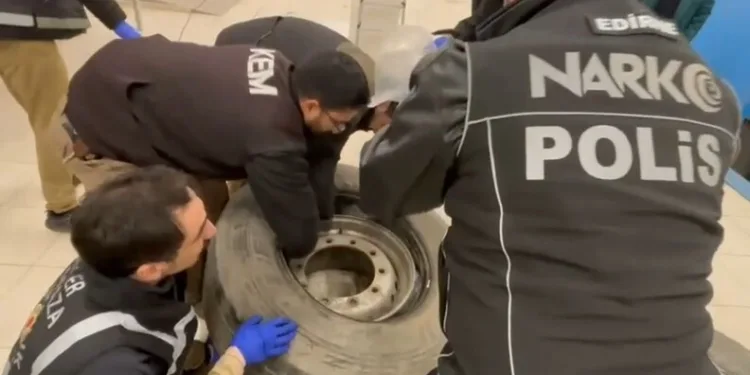 Kaçak tütünleri açıktan taşırken yakalandı